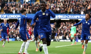 Liverpool thua Chelsea phút bù ở Ngoại hạng Anh